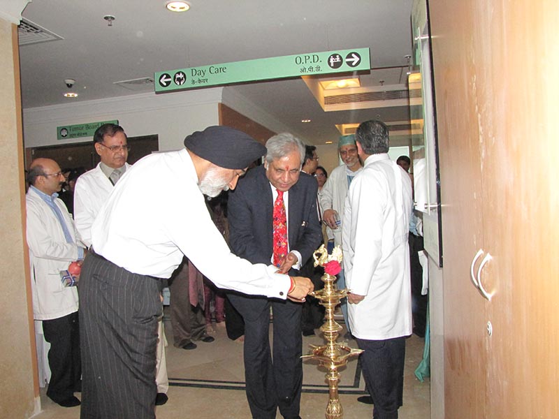 Dr. Chowbey with Mr. Analjit Singh inaugrating a..